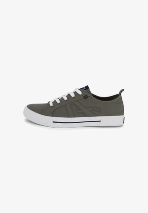 Lage grijze canvas sneaker met witte veters en rubberen zool met marineblauwe strepen, gezien vanaf de buitenkant.