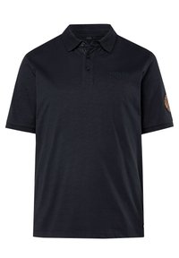 Laivastonsininen pikeepaita pehmeästä kankaasta; siinä on kolmen napin nappilista, lyhyet hihat ja kirjailtu logo rinnassa ja hihassa.