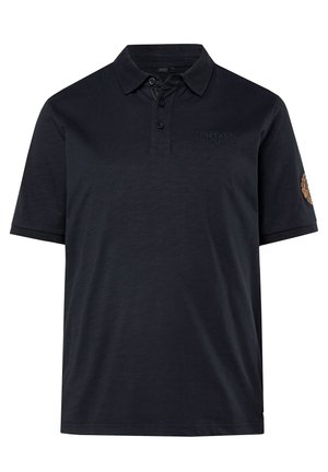 Tmavě modré polo tričko z měkké látky; má límeček se třemi knoflíky, krátké rukávy a vyšívané logo na hrudi a rukávu.