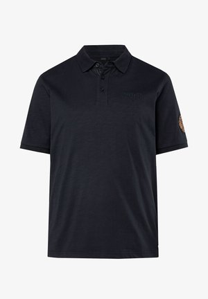 Granatowa koszulka polo wykonana z miękkiego materiału; posiada trzy guziki przy kołnierzu, krótkie rękawy oraz haftowane logo na piersi i rękawie.