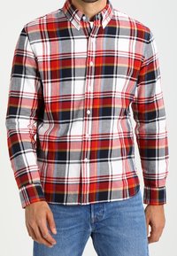 Camicia a quadri rossa e blu con colletto, caratterizzata da tonalità di grigio e bianco. Tessuto di cotone con maniche lunghe e vestibilità slim.