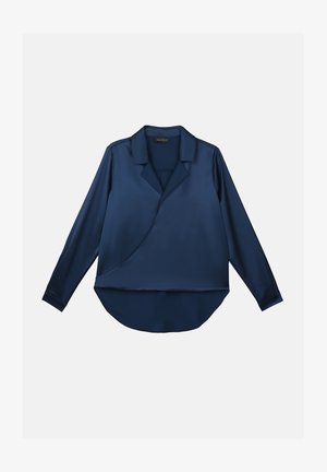 Temno modra satenasta srajca z dolgimi rokavi, ovratnikom v obliki izreza in asimetričnim zavitim dizajnom. Gladka tekstura in zaobljen rob.