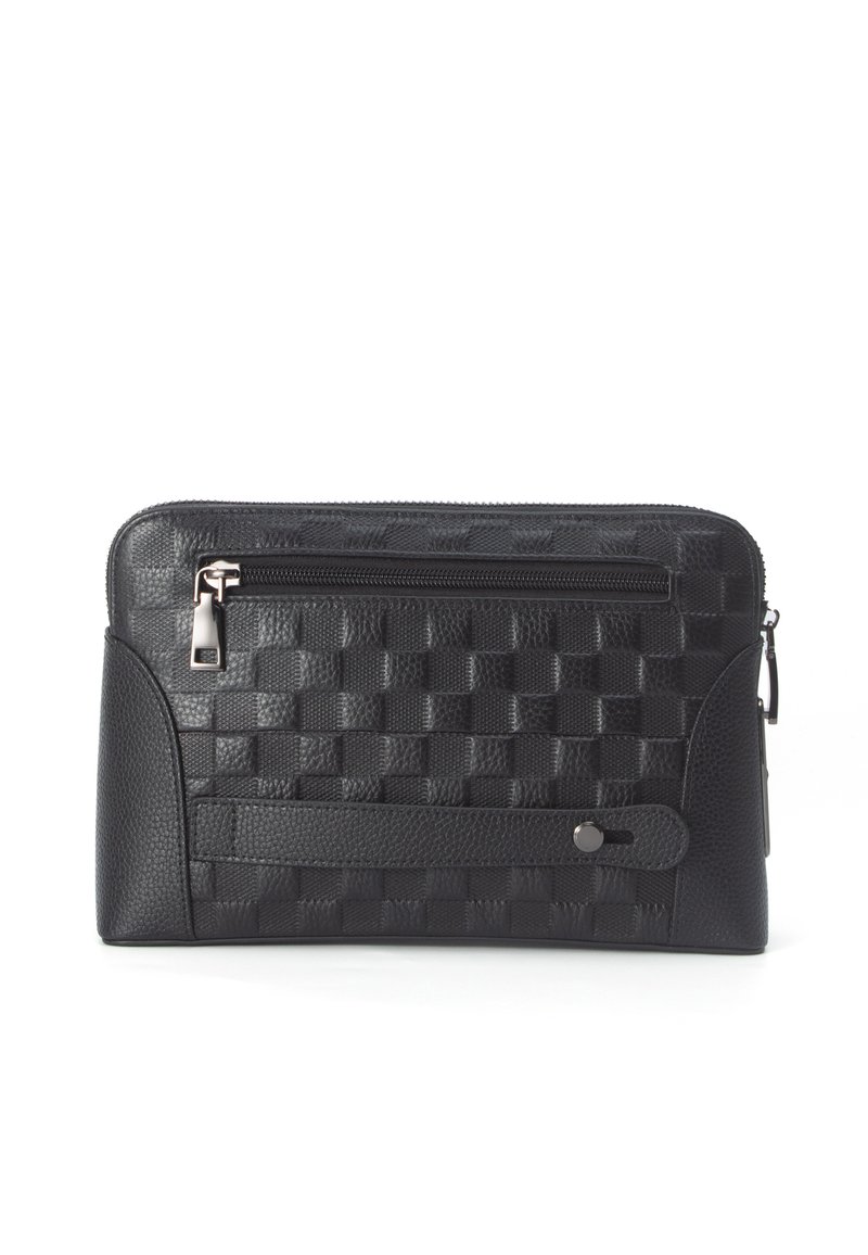 Borsetta in pelle nera con texture intrecciata. Presenta una chiusura con zip, una tasca frontale con zip e un dettaglio con patta chiusa da un bottone a pressione.