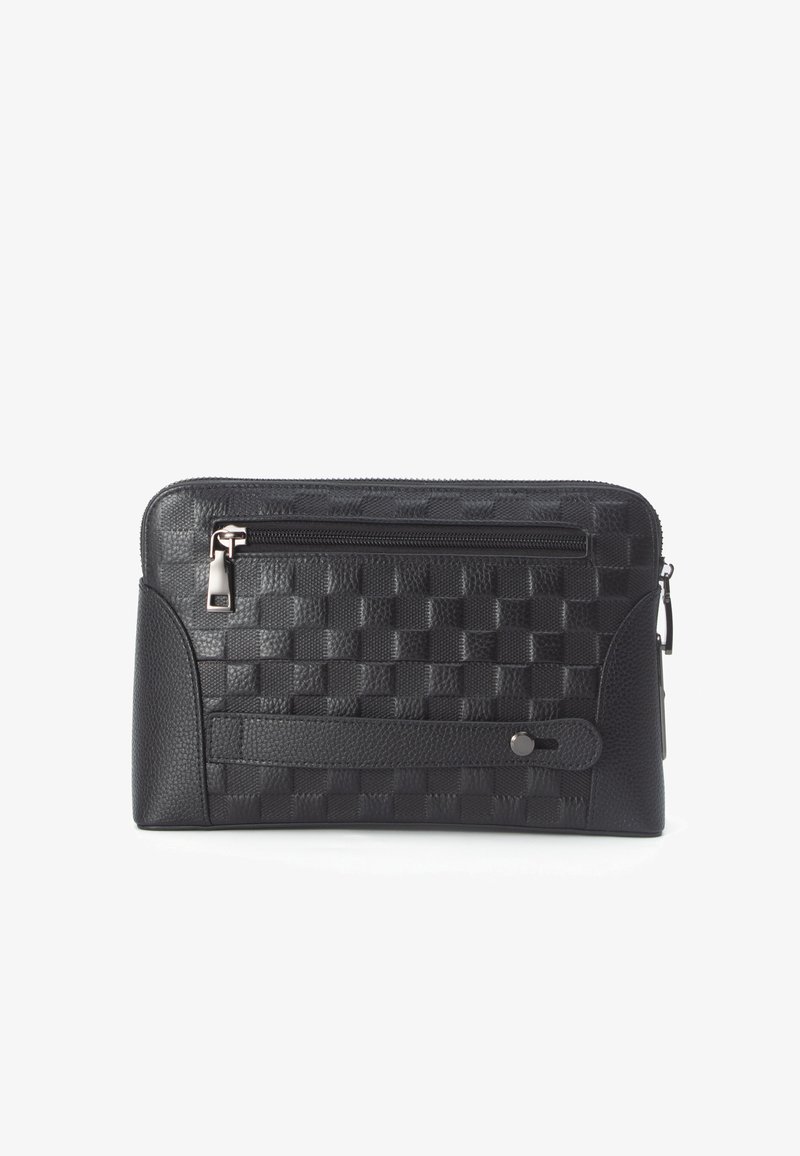 Borsetta in pelle nera con texture intrecciata. Presenta una chiusura con zip, una tasca frontale con zip e un dettaglio con patta chiusa da un bottone a pressione.