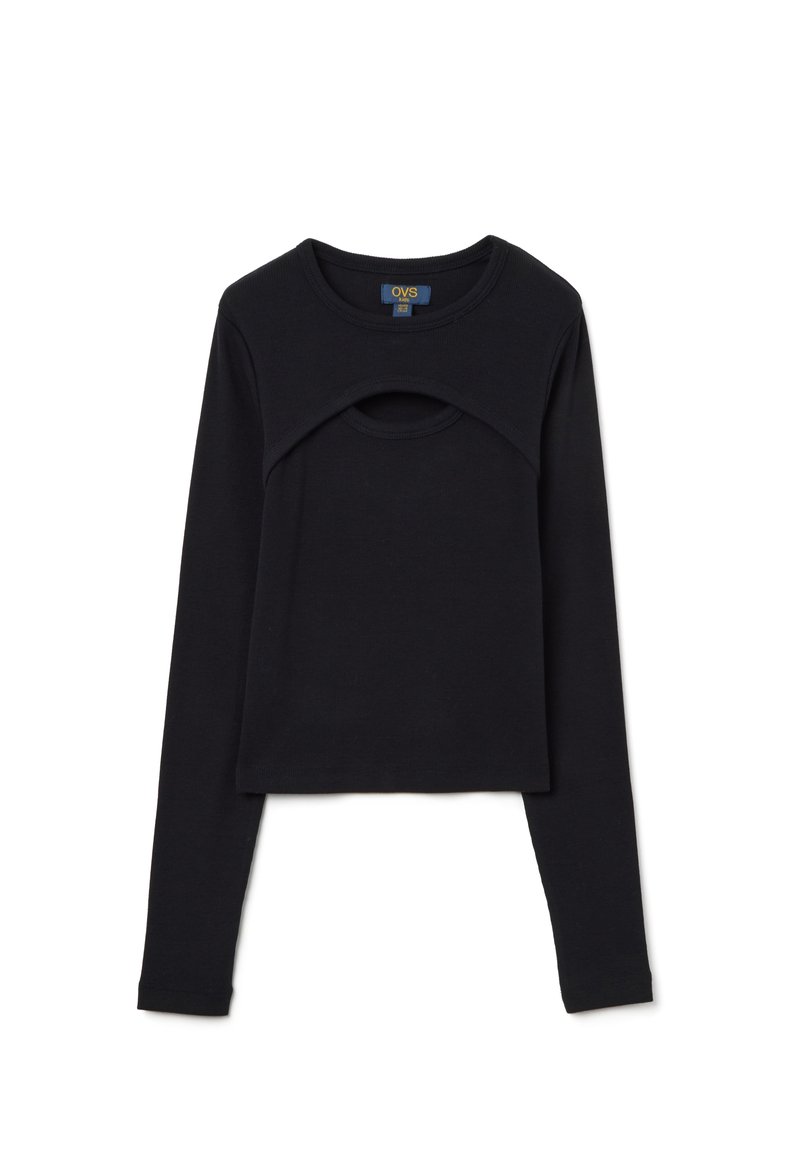 Schwarzes Langarmshirt aus weichem Stoff mit cropped Design und einem markanten Ausschnitt an der Vorderseite. Einfacher Halsausschnitt und keine sichtbaren Muster.