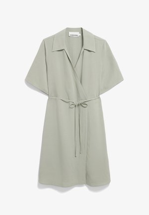Ljusgrön omwrapad klänning med krage, korta ärmar och knytband i midjan. Mjuk tyg med en jämn textur och en enkel design.