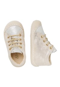 Bílé a stříbrné tenisky s texturovaným povrchem, zlatými šňůrkami a gumovou podrážkou, s kulatou špičkou a minimalistickým designem.