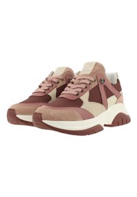Paire de baskets épaisses avec des panneaux rose, beige et marron, design à lacets, et semelles intermédiaires blanches épaisses sur fond blanc.