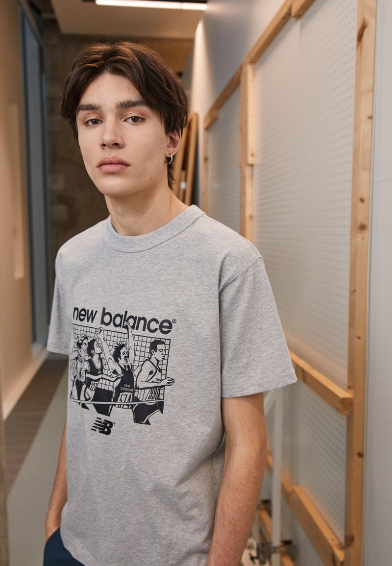 New Balance ATHLETICS 90 S GRAPHIC Print T shirt Grey Zalando co uk