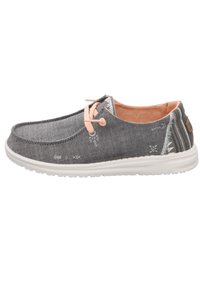 Sneakers in tessuto grigio con punta arrotondata, lacci rosa pastello e suola in gomma bianca. Gli accenti includono complessi motivi bianchi e cuciture.