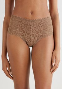 Krajkové bikini kalhotky v hnědé barvě, se květinovými vzory, vlnitými okraji a jemnou texturou. Přiléhavý střih s středním pasem.