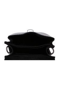 Musta nahkainen käsilaukku, jossa on sileä pinta, avoin lokero ja kaksi sisätaskua, suljetaan metallisoljella.