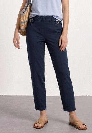 Street One, BARREL LEG HOSE MIT SCHNALLENDETAIL - Broek - shadowed navy
