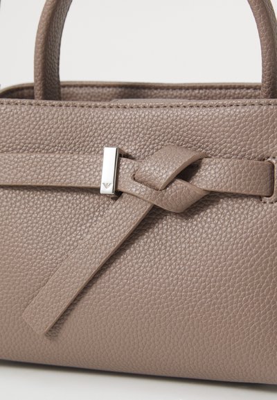 Bolso de cuero gris con textura de guijarro que presenta un detalle de nudo y un cierre de tono plateado, con doble asa y acentos de costura.