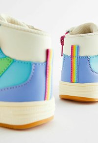 Høje sneakers med en blå syntetisk overdel, hvid krave, flerfarvede stribede detaljer og gummisål med strukturerede elementer.