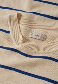 Pull en maille beige avec des rayures horizontales bleues, doté d'un col rond côtelé et d'une étiquette cousue avec les informations de la marque.