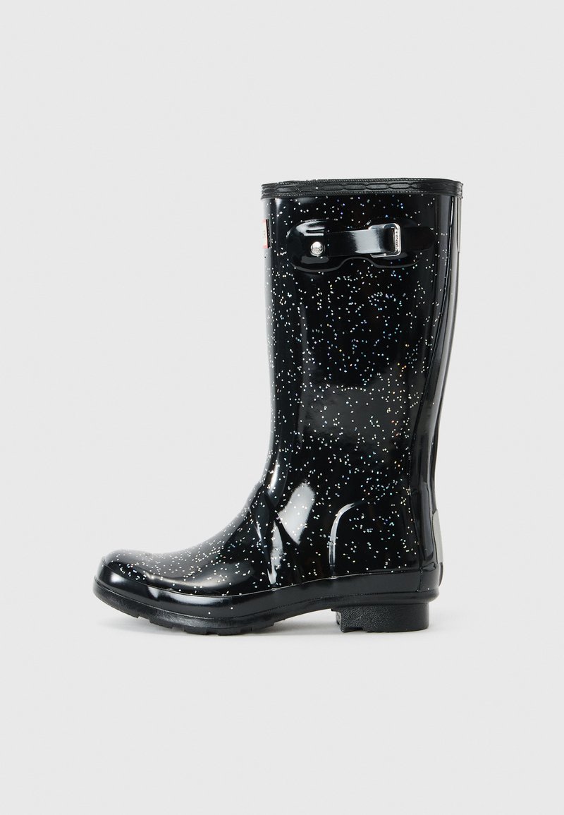 Botas de chuva em borracha preta com um acabamento brilhante, apresentando um padrão de glitter, um detalhe de fivela e uma sola texturizada para aderência.