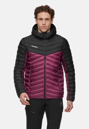 Gepolsterte Jacke in Schwarz und Burgunderrot, mit einem Chevron-Muster, Kapuze und Reißverschluss. Hergestellt aus leichtem Stoff mit glatter Textur.