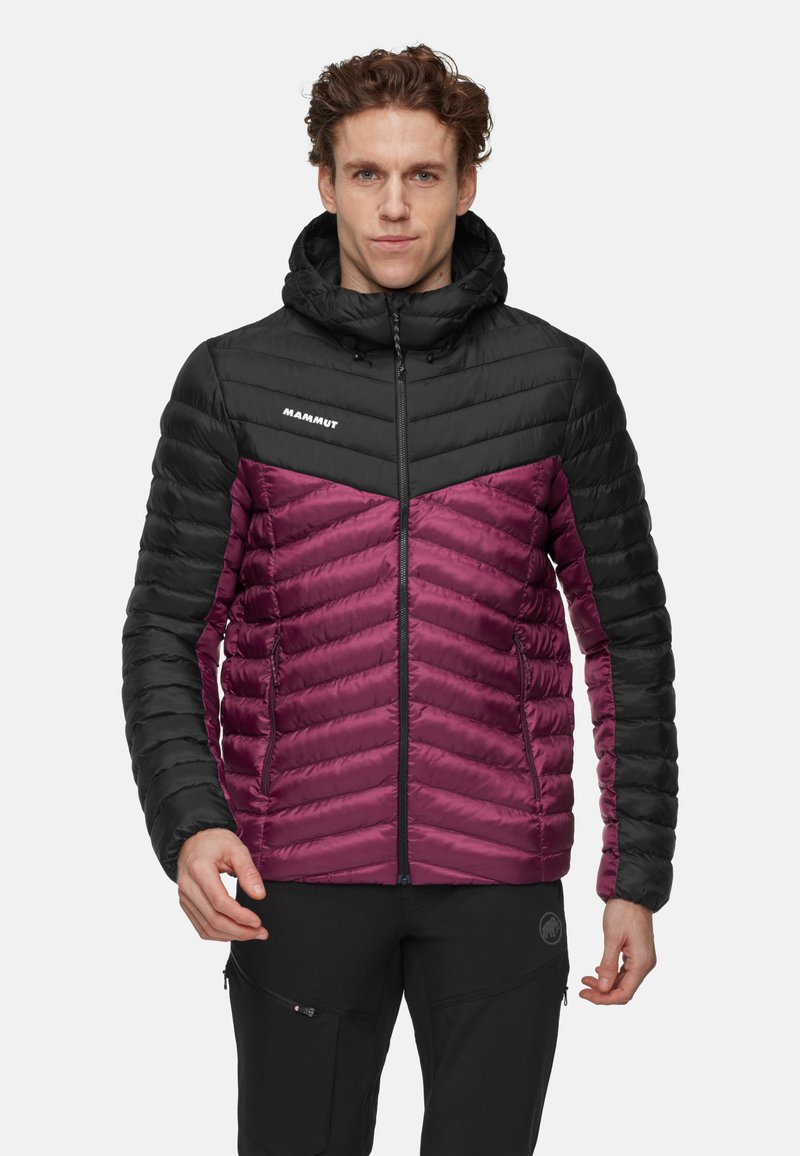 Padded jacket w kolorze czarnym i burgundowym, z wzorem w zygzak, kapturem i zamkiem. Wykonana z lekkiego materiału o gładkiej fakturze.