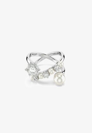 Silberring mit verschlungenen Bändern. Besetzt mit einem großen Diamanten, kleineren Diamanten und mehreren Perlen in unterschiedlichen Größen.