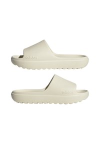 Infradito Adidas beige con finitura opaca testurizzata, design open-toe, suole spesse con motivo ondulato e logo in rilievo sulla cinghia.