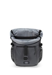Zaino in tessuto grigio con chiusura a risvolto; presenta una tracolla nera, tasche laterali in rete e un rivestimento interno liscio. Logo Eastpak visibile.