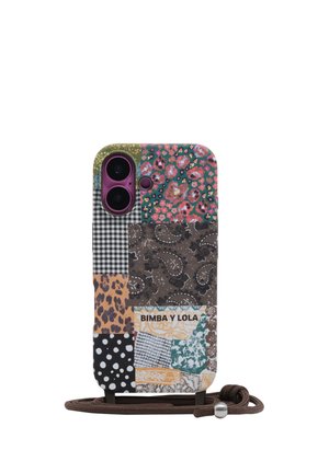 Funda de teléfono con diseño patchwork que incluye patrones florales, paisley, vichy, leopardo y de lunares, con el texto "BIMBA Y LOLA" y una correa marrón adjunta.