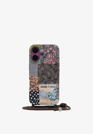 Etui na telefon z wzorem patchwork z motywami kwiatowymi, paisley, kratką, panterką i kropkami, z napisem "BIMBA Y LOLA" i przymocowanym brązowym paskiem.