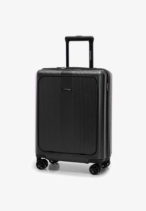 Hartschalen-Schwarzer Koffer mit vertikaler Rillenstruktur, ausziehbarem Griff und vier drehbaren Rollen; verfügt über eine Vorderseite mit Logo-Platte.