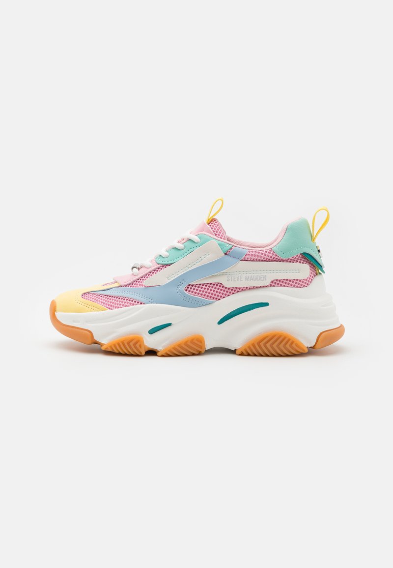 Zapatilla multicolor con materiales de malla y cuero. El diseño presenta tonos rosa, menta y amarillo, suela gruesa y un bucle en el talón amarillo.
