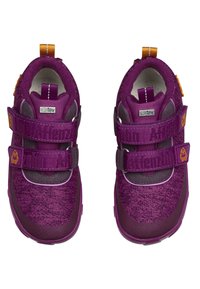 Paarse kinderschoenen met een gestructureerd ontwerp, voorzien van klittenbandsluitingen, een rubberen zool en een oranje lus bij de hak voor eenvoudig aan- en uittrekken.