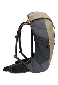 Grand sac à dos de randonnée avec bretelles rembourrées, ceinture de taille, dessus beige et corps gris vu de côté sur fond blanc.