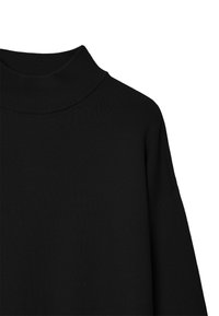 Maglione nero con collo alto, profili a coste e maniche larghe. Il tessuto sembra morbido e con una texture, mostrando un colore uniforme senza motivi.