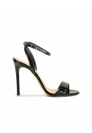 Sandale à talon haut en cuir verni noir avec fine bride à la cheville et boucle, bout ouvert et talon aiguille fin.