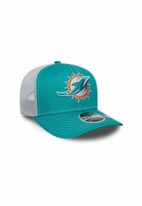 Casquette de baseball turquoise avec un dos en maille blanche. Présente un logo de dauphin brodé en turquoise et orange. Couture renforcée présente.