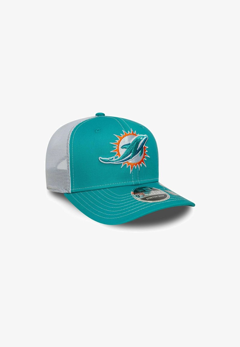 Casquette de baseball turquoise avec un dos en maille blanche. Présente un logo de dauphin brodé en turquoise et orange. Couture renforcée présente.