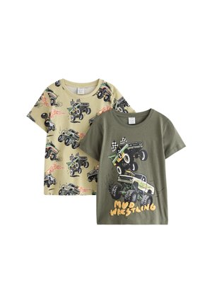 To børnet-shirts med korte ærmer med monstertruck-designs, en beige med hele overfladen dækket af lastbiler, en grøn med stablede lastbiler og teksten "Mud Wrestling".