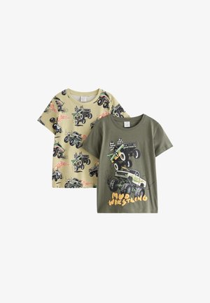 Două tricouri cu mânecă scurtă pentru copii cu modele de camioane monstru, unul bej cu camioane peste tot și unul verde cu camioane suprapuse și textul „Luptă în noroi”.