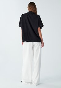 WILLA ZIMI BUTTON - Blusa - black