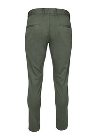 Olivgrüne Hose mit glatter Textur, ausgestattet mit einer taillierten Passform, geraden Beinen und zwei Gesäßtaschen mit feinen Paspeln.