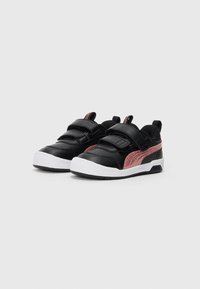 Sorte lærersneakers med rosa detaljer, som har to justerbare borrelåser og en hvit gummisåle. Rund tå og polstret krage.