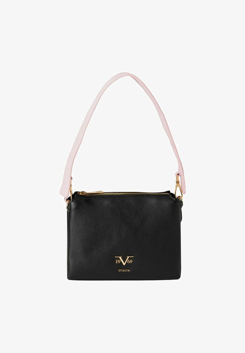 Schwarze Lederhandtasche mit einem rosa Schultergurt, goldenen Details und einem Reißverschluss. Verfügt über ein goldfarbenes Logo auf der Vorderseite.
