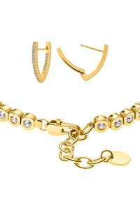 Set di gioielli color oro composto da orecchini a cerchio con pietre trasparenti e un bracciale con anelli circolari e chiusura, entrambi con finitura lucida.