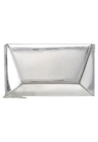 Metallisk silverfärgad kuvertväska med geometrisk design, som har en kedjeband och en märkesplatta, slät textur och vinklad form.
