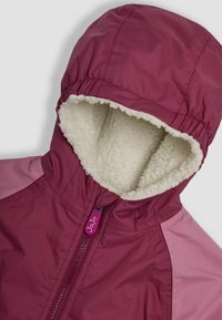 Lila huoodjad jacka med en sherpa-fodrad insida, med dragkedja och kontrasterande ljusrosa sidopaneler. Hållbar tygfinish.