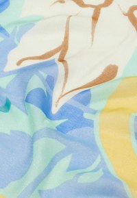 Tessuto leggero con un motivo floreale in morbide tonalità di blu, verde, crema e giallo. Una leggera lucentezza texturizzata aggiunge interesse visivo.