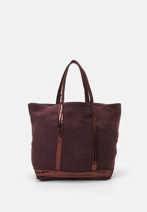 Grand sac cabas marron foncé avec deux anses et des bandes brillantes de sequins verticales et horizontales sur un fond clair uni.
