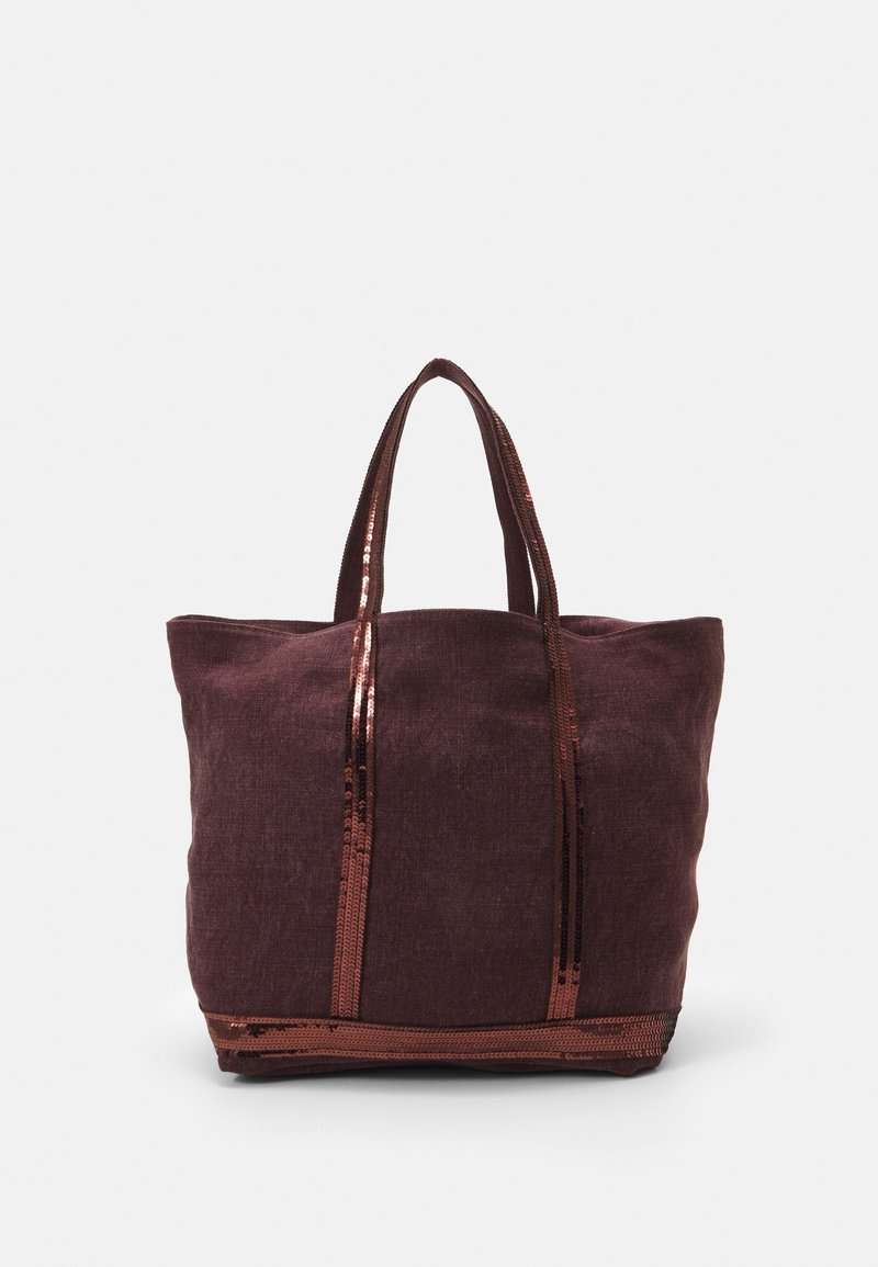 Grand sac cabas marron foncé avec deux anses et des bandes brillantes de sequins verticales et horizontales sur un fond clair uni.