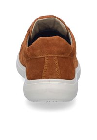 Braune Wildlederschuhe mit einer abgerundeten Rückseite, weißer Gummisohle und strukturierten Oberflächen. Verfügt über gestickte Akzente für zusätzliche Details.