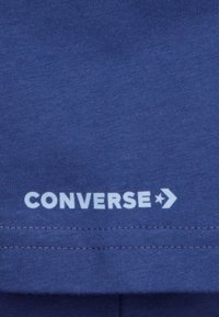 Converse COLLEGIATE CREST TEE - Majica kratkih rukava s printom - navy